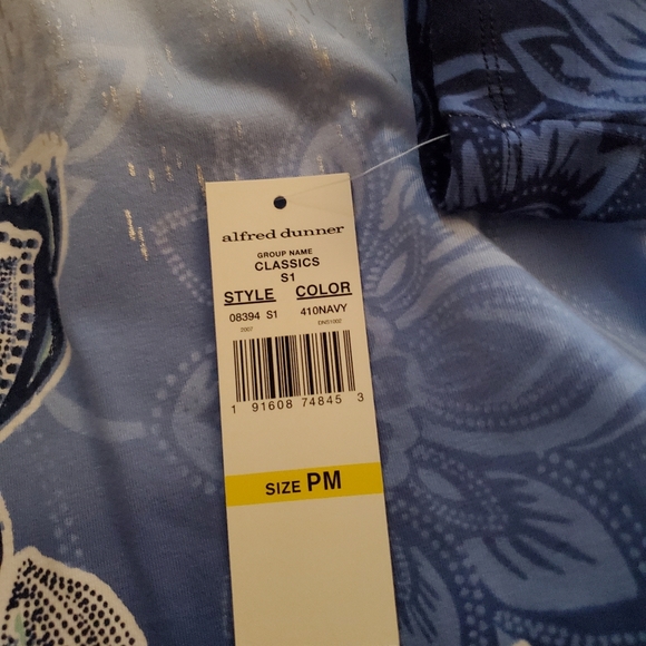 Alfred Dunner Spring Classic Ombre Floral Print Pintuck top with 3/4 Sleeve - Picture 5 of 6